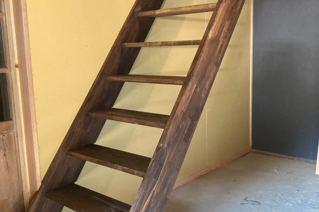 納屋の梯子階段の取り替え作業の施工後画像