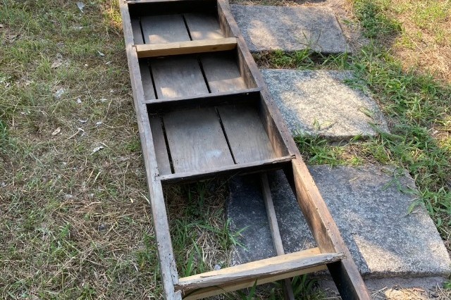 納屋の梯子階段の取り替え作業の施工前画像